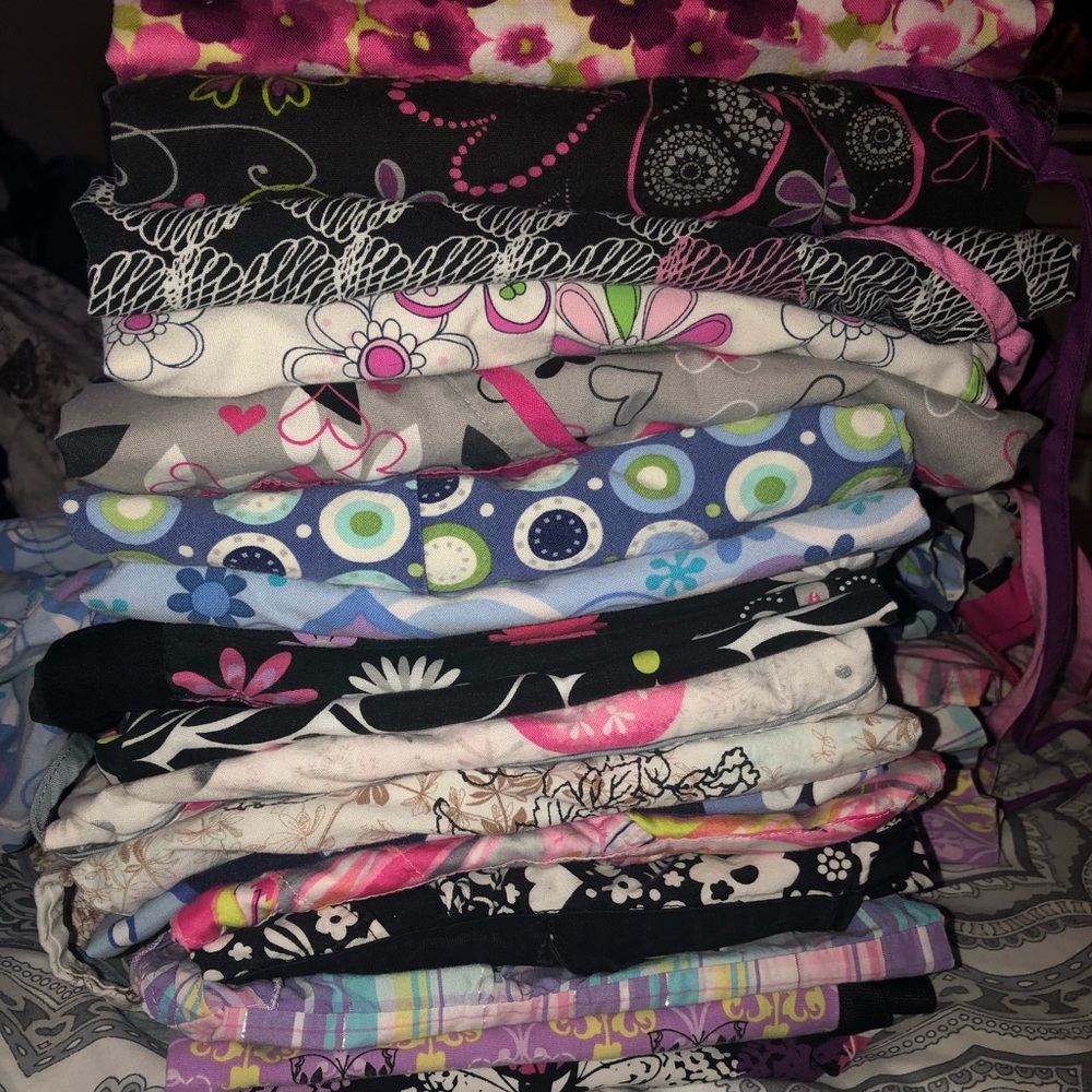 XS scrub top lot of 19. Koi peaches white cross UA